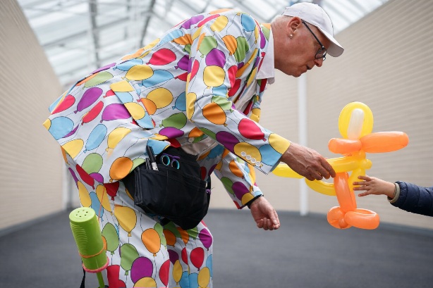 Ballonartiest maakt kleurrijke ballonfiguren voor kinderen
