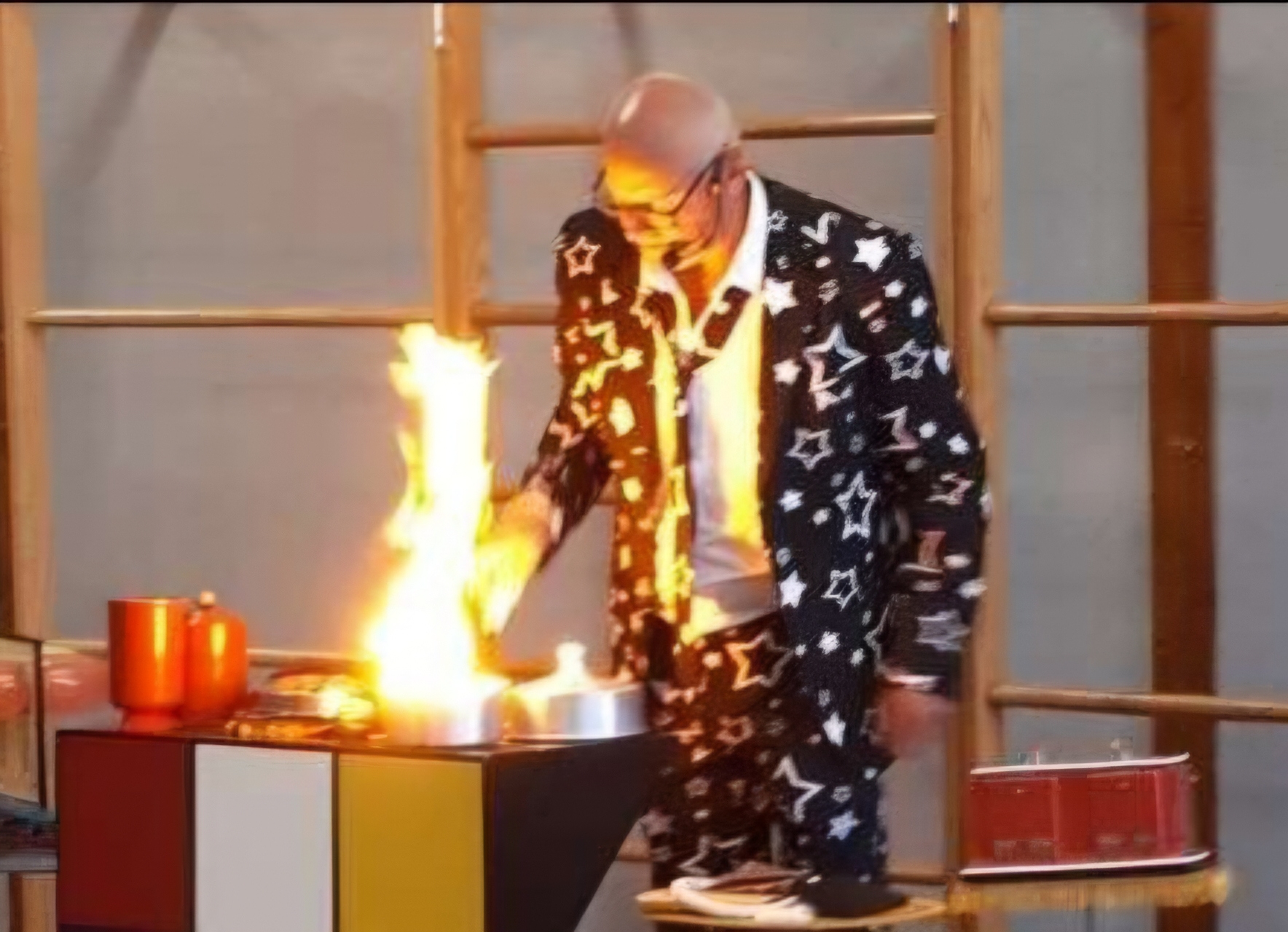 Goochelaar tovert met speelkaarten tijdens een spetterende goochelshow