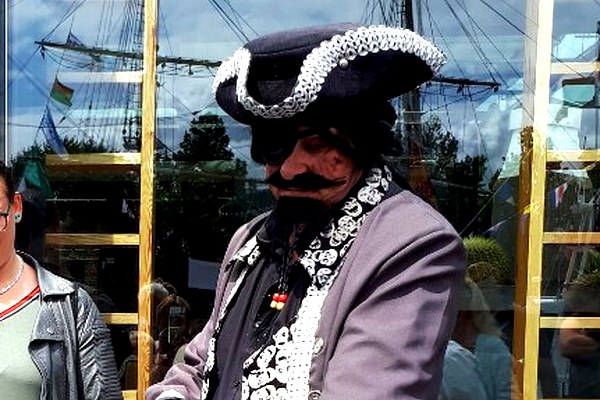 Piraat Rob in piraten kostuum met zwaard voor een piratenfeest